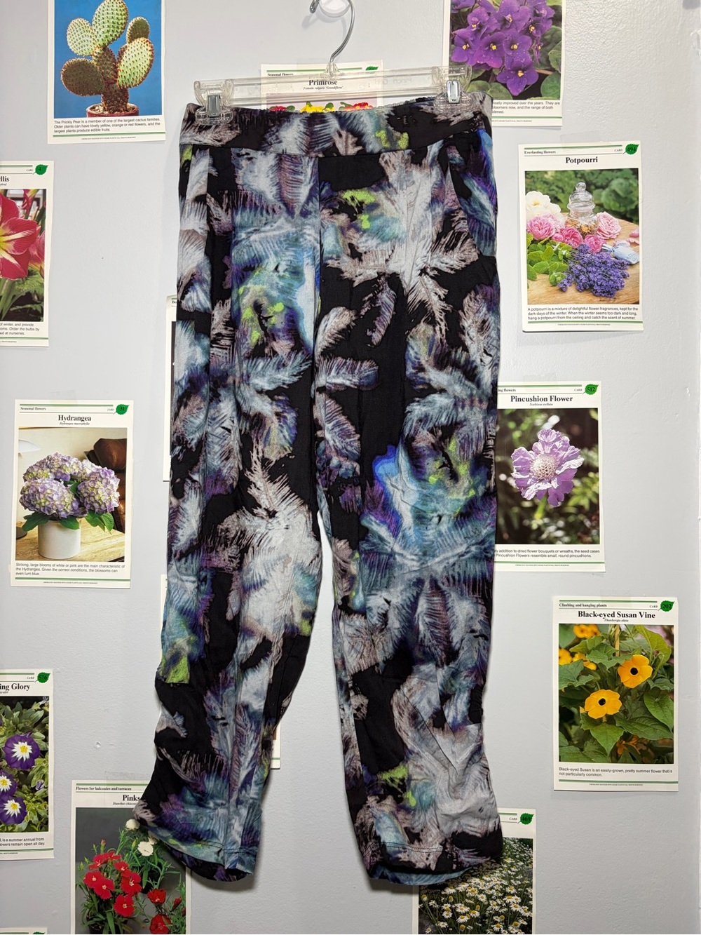 American Eagle Outfitters Black Feather-Print Capris